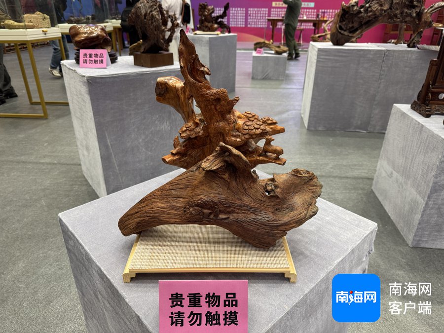 现场展出的“斗香大赛”获奖展品，该件为黄花梨雕刻品。记者 易帆 摄