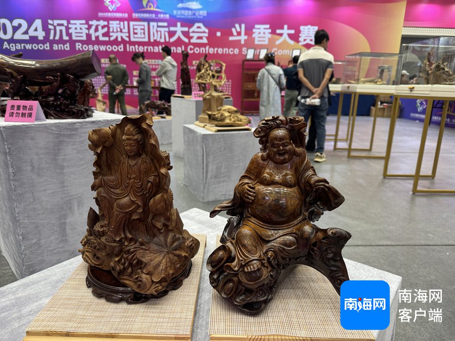 现场展出的“斗香大赛”获奖展品，该件为黄花梨雕刻品。记者 易帆 摄